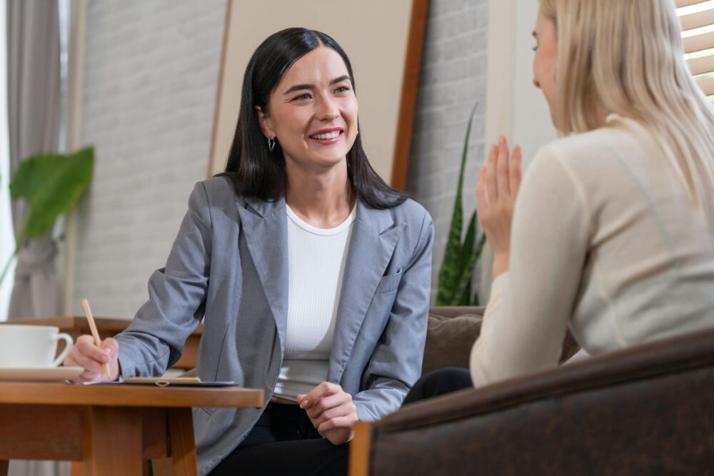 rehab-guide-fond-du-lac-wisconsin woman asking her therapist what to expect in rehab